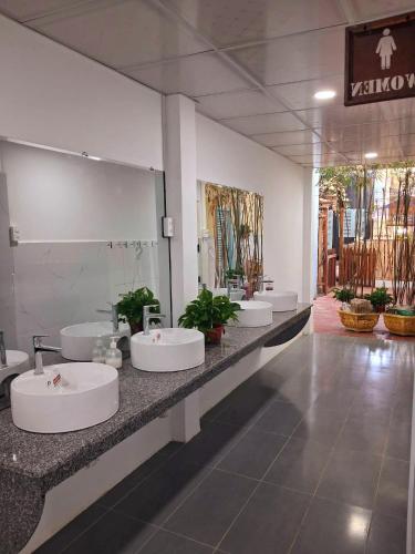 a row of sinks in a bathroom with a row of sinks at Homestay & Camping Phan Thiet Beach in Ấp Bình Hưng