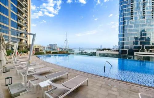 Vogue Vacation Homes, Marina 52-42 Towers near Ain Dubai and JBR Beach, Two Bedroom Apartment with Balcony Canal and Skyline views, Access to all Amenities