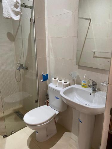 a bathroom with a toilet and a sink and a shower at La esquina in Martil