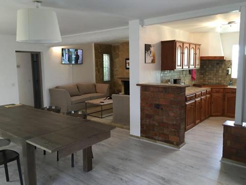 une cuisine et un salon avec une table et un canapé dans l'établissement Villa des carassins, à Saint-Rémy-de-Provence