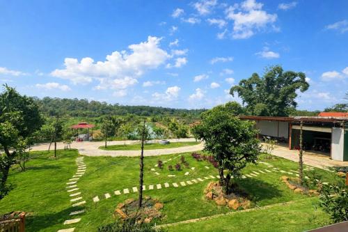 a view of the garden of a resort at Khách sạn Đức Lộc Phát in Kiến Ðức