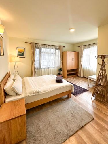Llit o llits en una habitació de Nextdoor Kathmandu