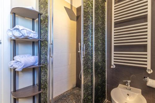 a bathroom with a shower and a toilet and a sink at Katrina's Home alloggio turistico in Fiumicino