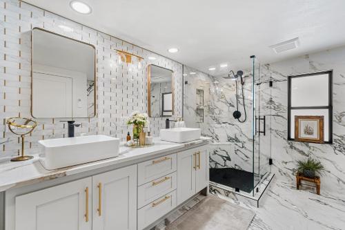 a bathroom with two sinks and a shower at Redwoods Luxury Sanctuary in Redway