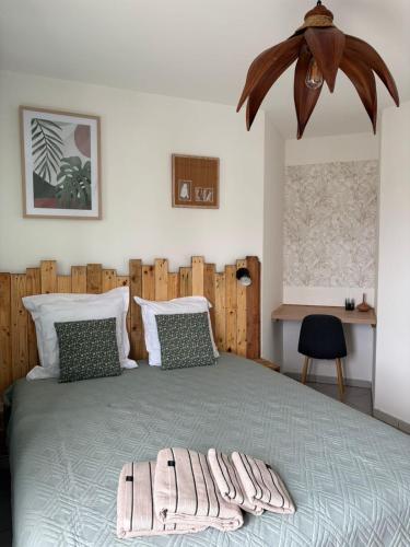 a bedroom with a bed with two towels on it at Évasion du lagon, Le patio de la plage St Pierre in Saint-Pierre
