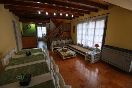 ein großes Wohnzimmer mit einem Sofa und Stühlen in der Unterkunft Isla Bella in Ushuaia