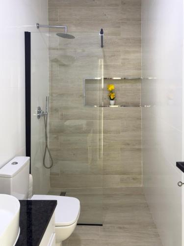 Kupatilo u objektu Spacious 2 bdr aprt, rooftop pool - LCGR