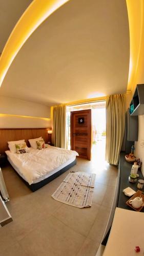 a bedroom with a bed in a room with an arch at Beit Colette in Beït ed Dîne