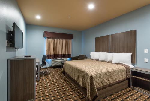 Katil atau katil-katil dalam bilik di Scottish Inns & Suites - Crosby