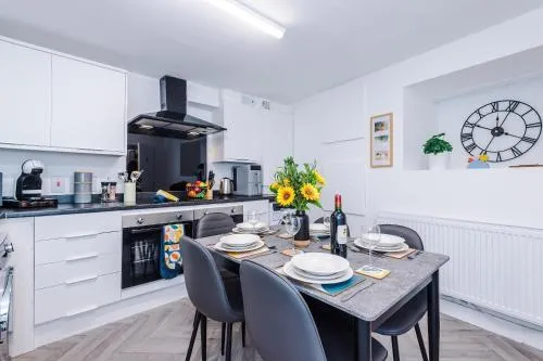 Modern 6 Bed House with Ensuites by 53 Degrees Property, Perfect for Business and Groups photo 1