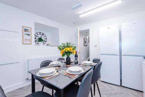 Modern 6 Bed House with Ensuites by 53 Degrees Property, Perfect for Business and Groups photo 4