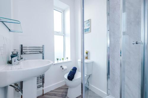 Modern 6 Bed House with Ensuites by 53 Degrees Property, Perfect for Business and Groups photo 12