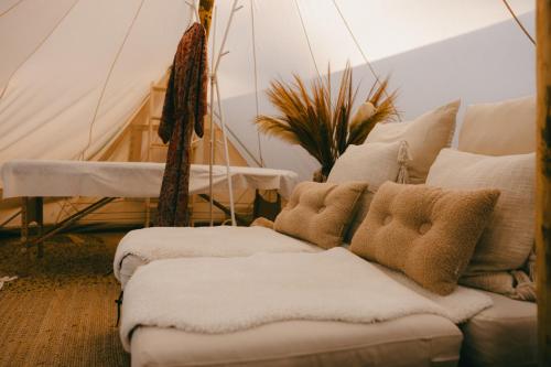 ein Wohnzimmer mit zwei Sofas und einem Zelt in der Unterkunft Essential by cin in Zonhoven