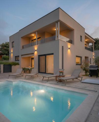 New amazing holiday house with pool