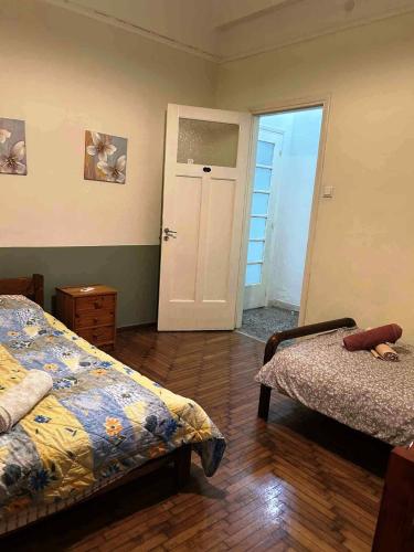Private room for 3 in a dorm 5' from metro