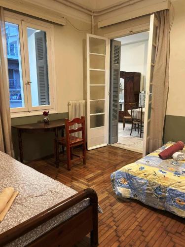 Private room for 3 in a dorm 5' from metro