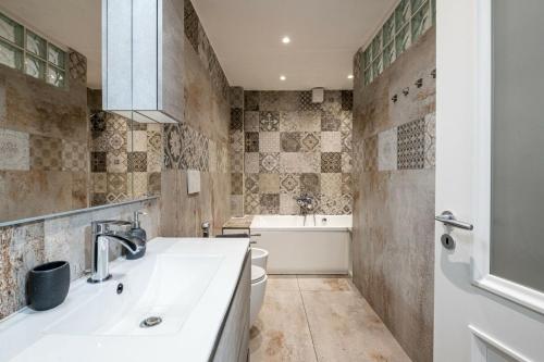 Iris Apartment with Jacuzzi - Easy City Access
