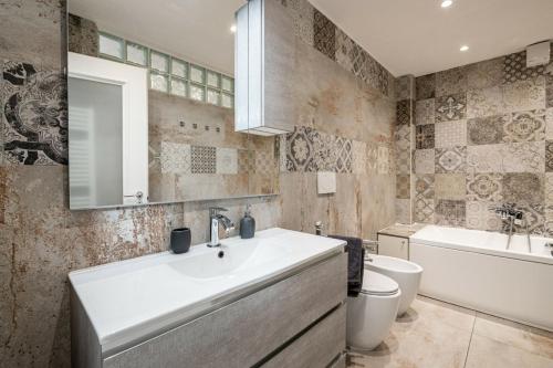 Iris Apartment with Jacuzzi - Easy City Access