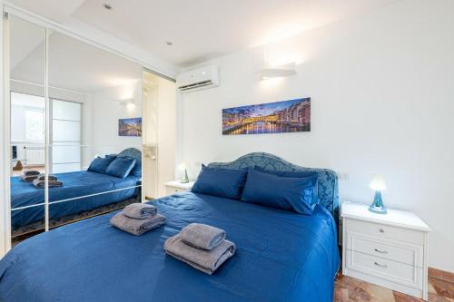 Iris Apartment with Jacuzzi - Easy City Access