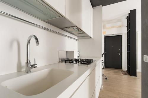 GuestHost - Cenisio Lovely Flat