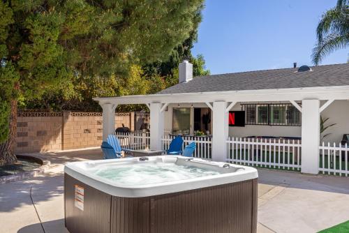 Gallery image of Stylish Getaway with Hot Tub in Northridge Hospital Heliport