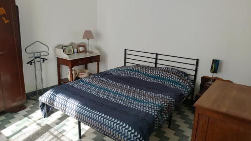 a bedroom with a bed with a blue comforter at Gîte de la rivière in Pineuilh