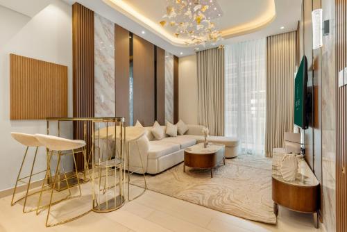 Bright 1BR Retreat with Pool Access Near The Palm & Dubai Marina Hotspots