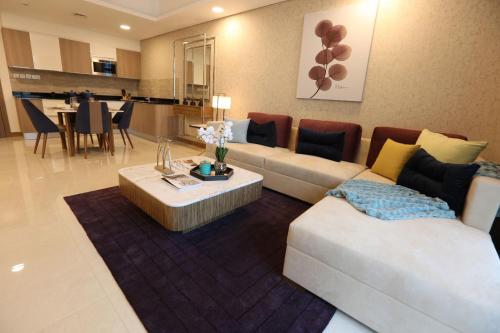 salon z kanapą i stołem w obiekcie High Rise w mieście Seef
