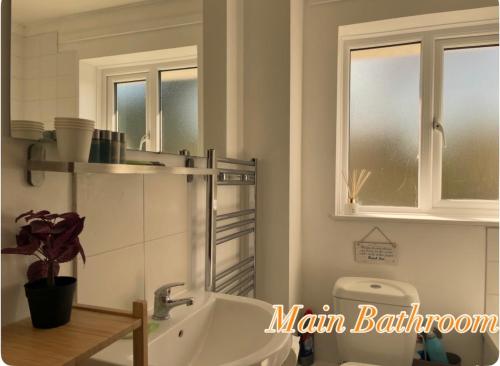 a bathroom with a tub and a sink and a mirror at Peaceful 2 Bed Home with Parking Fast WIFI Easy Stress-Free Access to Bath in Bath