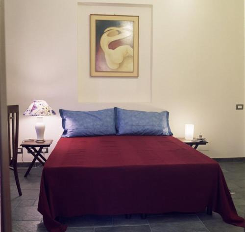 羅馬的住宿－布恩基奧諾羅馬住宿加早餐旅館，一间卧室配有一张床和两张带台灯的桌子。