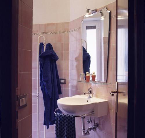 ローマにあるB&B Buongiornoromaのバスルーム(洗面台、鏡付)