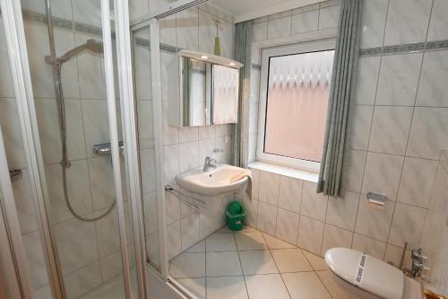 a bathroom with a sink and a shower at Bernstein Mare-Supreme Wohnung 4 in Büsum