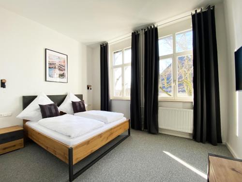 a bedroom with a bed in front of a window at Best Boarding House - Self Check-in - Kostenfreie Parkplätze in Hanau am Main