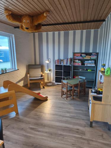 ein Wohnzimmer mit einem Teddybären an der Decke in der Unterkunft Camping Vesterhav in Harboør