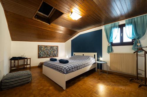 a bedroom with a bed and a wooden ceiling at Alla Casa Medievale in Cividale del Friuli