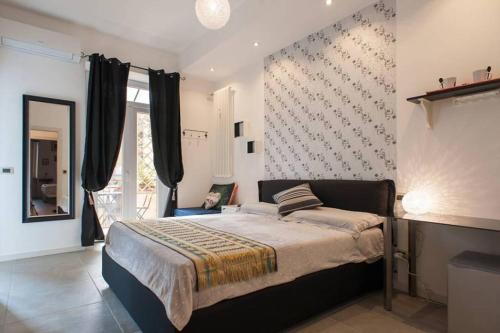 een slaapkamer met een groot bed en een raam bij Posada Verona Hedge in Verona