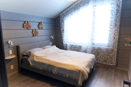 a bedroom with a bed and a window at MATRYOSHKA HOUSE 2nd GUEST HOUSE in Yoichi