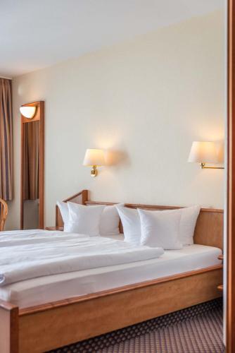 Postel nebo postele na pokoji v ubytování Hotel Markgraf