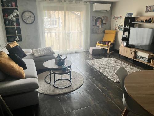 una sala de estar con un sofá y una mesa en Cocon mirevalais, en Mireval
