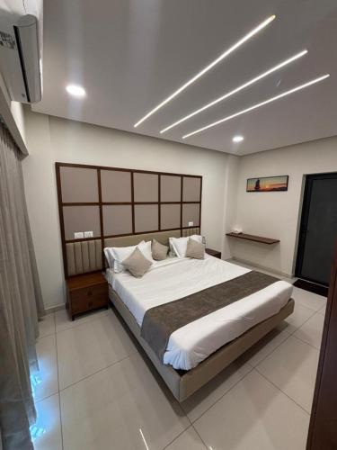 a bedroom with a large bed in a room at Hotel Apartment Majestic Manor Dakar Diamniadio in Rufisque