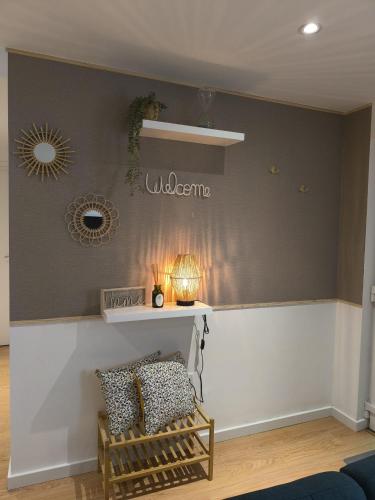 a living room with a bench and a wall at Casa do Bento - Charming Cozy Loft, Vila do Conde in Fajozes