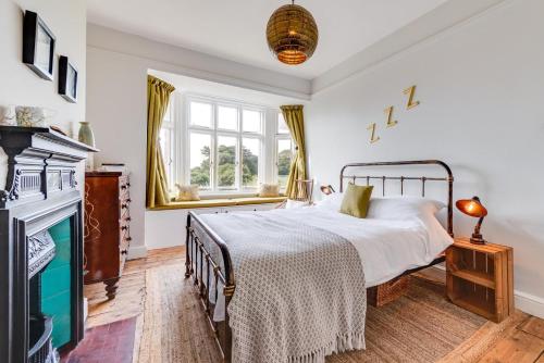 a bedroom with a bed and a fireplace at 5 Bed in Walberswick oc-tww in Walberswick