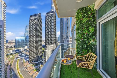 Luxury Apt in Lofts Downtown, Walk to Dubai Mall, Burj Khalifa, Gym, Pool, 500mbps Wifi