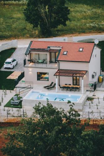 Beautiful Casa Vitale with pool in Tinjan