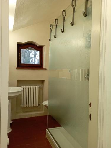 ein Badezimmer mit Dusche, Waschbecken und Fenster in der Unterkunft campagnoli in Somma Lombardo