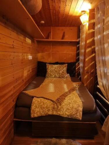 Llit o llits en una habitació de Alejas Namiņš