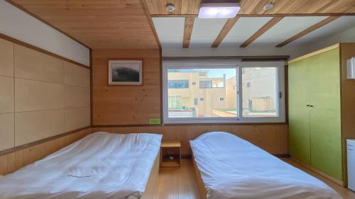 Llit o llits en una habitació de Backpacker's Home