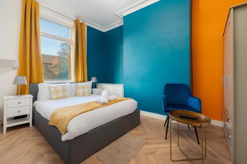 a bedroom with blue and orange walls and a bed at Exotic 4BD, Etihad, Coop Arena - TV in all Rooms and Outdoor Dining in Manchester