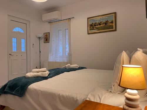a bedroom with a bed with towels on it at Petrino in Levidi