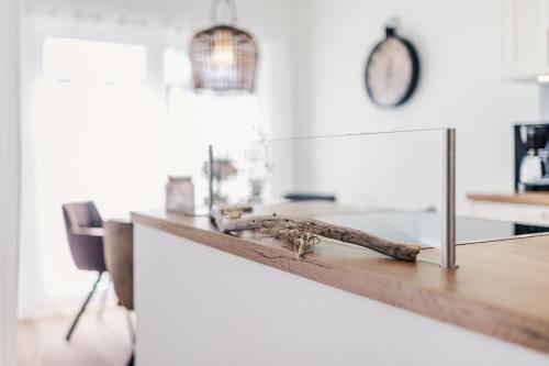 a table with a branch on top of it at FeWo Lieblingsplatz in Zingst
